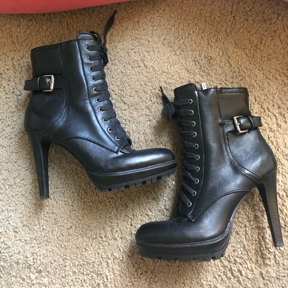 Cute black lace up booties, perfect for the fall!